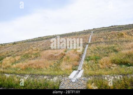 Costruzione di acque piovane e fognature a strade e autostrade. Un trasporto fognario. Foto Stock