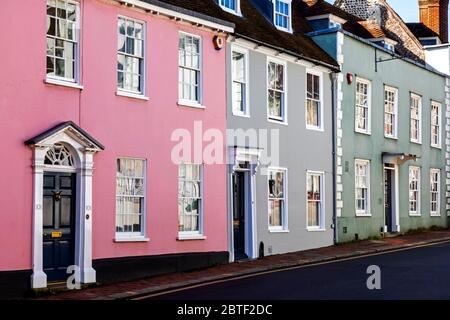 Inghilterra, East Sussex, Lewes, High Street, colorate facciate di case Foto Stock