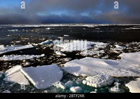 Cielo blu inizia a rompere attraverso le nuvole oltre Oceano Artico ice sett. 9, 2009. Foto Stock