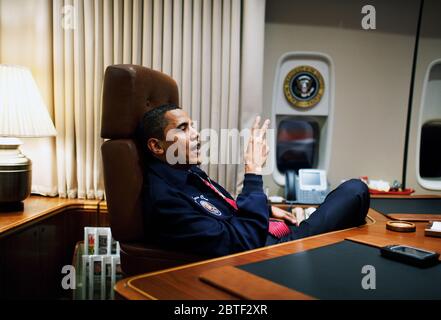 Il presidente Barack Obama indossa un AF1 camicia sul suo primo volo a bordo di Air Force One dalla Andrews Air Force Base a Newport News, Virginia 2/5/09. Foto Stock