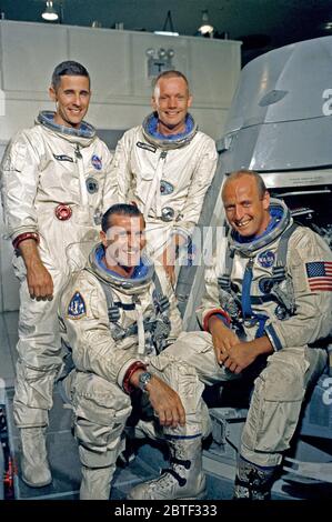 (7 sett. 1966) --- La Gemini-Titan XI (GT-11) il primo e il backup degli equipaggi posare per un ritratto di gruppo. Seduto è il primo equipaggio, astronauti Charles Conrad Jr. (a destra), il comando pilota, e Richard F. Gordon Jr. (sinistra), pilota. L'equipaggio di riserva (in piedi) è astronauti Neil A. Armstrong (a destra), il comando pilota, e William A. Anders (sinistra), pilota. Foto Stock