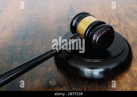 primo piano di giudici gavel o martello d'asta su tavola di legno Foto Stock