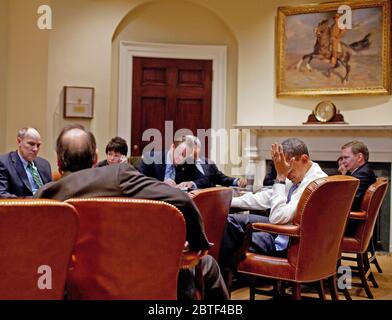 Il presidente Barack Obama incontra con i consulenti senior in the Roosevelt Room. 2/16/09. Foto Stock