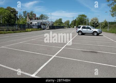 Parcheggio della stazione ferroviaria di Etchingham vuoto, a causa della pandemia di Covid-19, a mezzogiorno di un mercoledì che è solitamente pieno di auto parcheggiate del pendolari Foto Stock