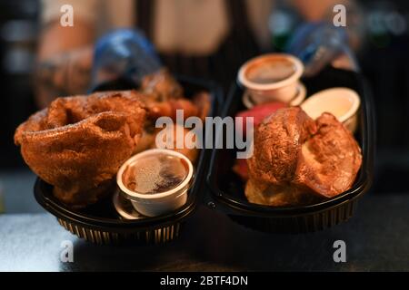 Lo chef Stuart McAlney serve cene take away arrosto al pub Crabtree di Fulham, Londra, dopo l'introduzione di misure per portare il paese fuori dalla serratura. Foto Stock