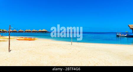 Royal Huahine, Huahine, Polinesia francese 24 settembre. 2018: Vista della spiaggia sabbiosa nella laguna Huahine al Bungalow sull'acqua Foto Stock