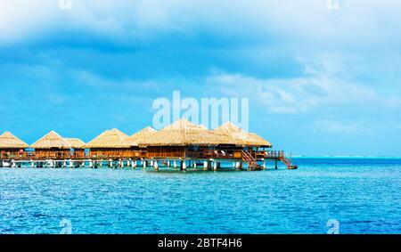 Royal Huahine, Huahine, Polinesia francese 24 settembre. 2018: Vista sul Bungalow sull'acqua nella Laguna Huahine, Polinesia Francese. Spazio di copia per il testo Foto Stock