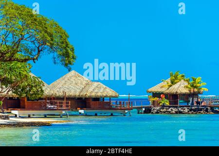 Royal Huahine, Huahine, Polinesia francese 24 settembre. 2018: Vista sul Bungalow sull'acqua nella Laguna Huahine, Polinesia Francese. Turchesi trasparenti Foto Stock