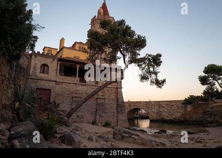 Europa, Portogallo, Caiscas. Porta posteriore del Palácio dos Condes de Castro Guimarães a Caiscas circondato da alberi. Foto Stock