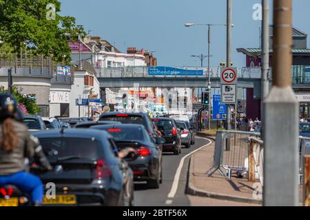 Southend-on-Sea, Regno Unito. 25 maggio 2020. Un affollato lunedì festivo sul lungomare di Southend-on-Sea, Essex, Inghilterra, con segnaletica sanitaria pubblica COVID-19 in mezzo al traffico pesante di pedoni e veicoli. L'immagine cattura il turismo stagionale, le infrastrutture urbane e i messaggi dell'era pandemica in una popolare città costiera. Penelope Barritt/Alamy Live News Foto Stock