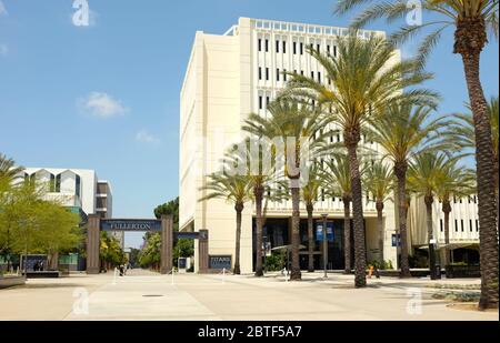 FULLERTON CALIFORNIA - 23 MAGGIO 2020: Langsdorf Hall e Arch all'ingresso principale della California state University Fullerton, CSUF. Foto Stock