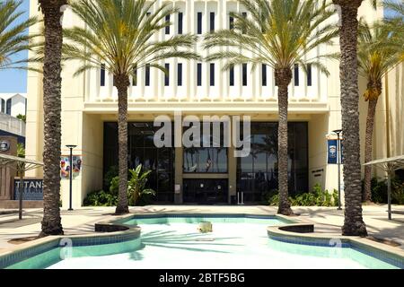 FULLERTON CALIFORNIA - 23 MAGGIO 2020: Langsdorf Hall e fontana all'ingresso principale della California state University Fullerton, CSUF. Foto Stock