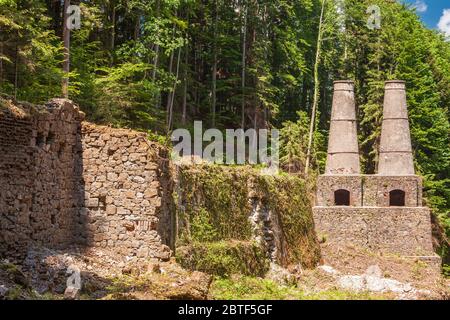 Vecchie mura, forno e torri della cementeria di Litzlsdorf, che è sotto protezione monumentale Foto Stock