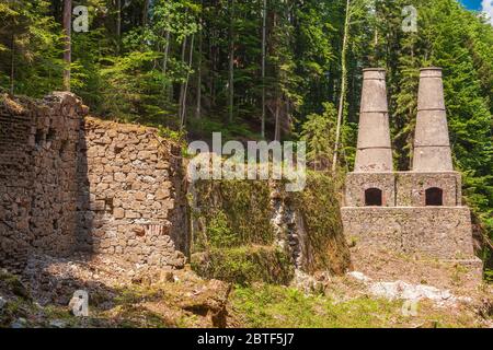 Vecchie mura, forno e torri della cementeria di Litzlsdorf, che è sotto protezione monumentale Foto Stock