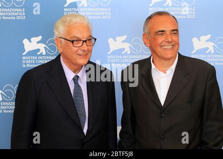 VENEZIA, ITALIA - 29 AGOSTO: Paolo Baratta e Alberto Barbera sono alla Fotocall della Giuria 'Venezia 69' durante il 69° Festival del Cinema di Venezia Foto Stock