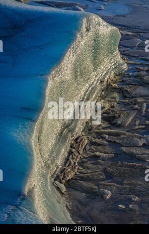 Crepacci e altre funzioni di ghiaccio visto dal sentiero lungo Svinafellsjökull, un ghiacciaio che fluisce fuori Vulcano Öraefajökull, un vulcano sul lato sud di V Foto Stock