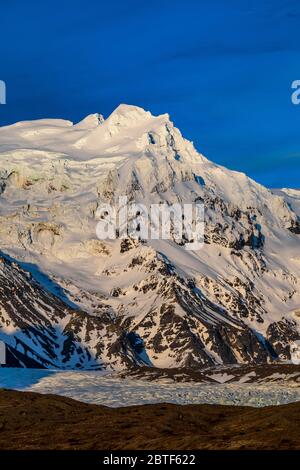 Vista sul vulcano Öræfajökull nel Parco Nazionale di VatnajökulsþjóÐgardur sulla costa meridionale dell'Islanda Foto Stock