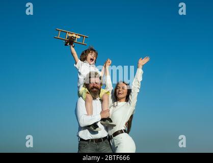 Buon viaggio con la famiglia. Famiglia madre padre e figlio sognano di viaggiare. Concetto di vacanza estiva e vacanza. Figlio che abbruttava i genitori sulla natura Foto Stock