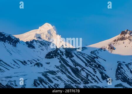 Cime del vulcano Öræfajökull nel Parco Nazionale di VatnajökulsþjóÐgardur sulla costa meridionale dell'Islanda Foto Stock