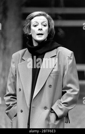 Maggie Smith (Halina) IN ARRIVO A TERRA di Stephen Poliakoff al Lyttelton Theatre, National Theatre (NT), Londra SE1 07/01/1987 design: Alison Chitty regista: Peter Hall Foto Stock