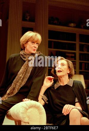 l-r: Maggie Smith (Claire), Eileen Atkins (Agnes) in UN DELICATO EQUILIBRIO di Edward Albee al Teatro Royal Haymarket, Londra SW1 26/10/1997 design: Carl Toms illuminazione: Howard Harrison regista: Anthony Page Foto Stock