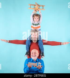 Felice famiglia uomini in viaggio. Il nonno di famiglia padre e figlio sognano di viaggiare. Concetto di vacanza estiva e vacanza. Figlio abbracciando i genitori Foto Stock