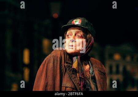 Maggie Smith (Miss Shepherd) in THE LADY IN THE VAN di Alan Bennett al Queen's Theatre, Londra W1 07/12/1999 design: Mark Thompson illuminazione: Hugh Vanstone regista: Nicholas Hytner Foto Stock