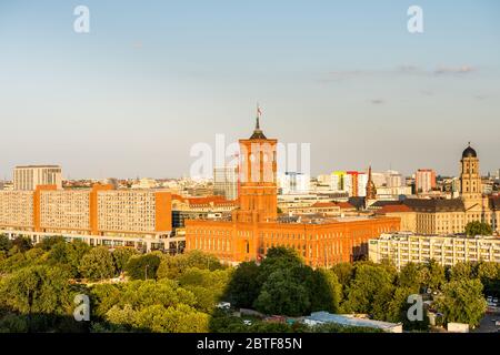 Il Municipio Rosso (Rotes Rathaus) sotto il tramonto, situato nel quartiere Mitte vicino Alexanderplatz, uno dei più famosi monumenti storici di Berlino. Visualizza da Foto Stock