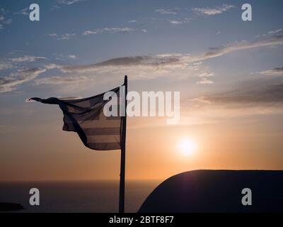 Tramonto sull'isola di Santorini in Cicladi, Grecia Foto Stock