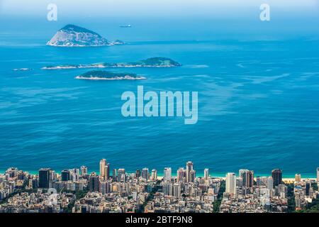 Ipanema e l'Oceano Atlantico, Rio de Janeiro, Brasile Foto Stock