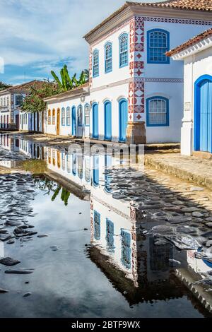 Strada allagata di Paraty ad alta marea, stato di Rio de Janeiro, Brasile Foto Stock