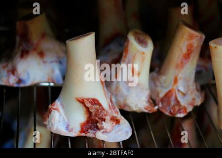 midollo di vitello disposto su una griglia di metallo per tostare per fare salse Foto Stock