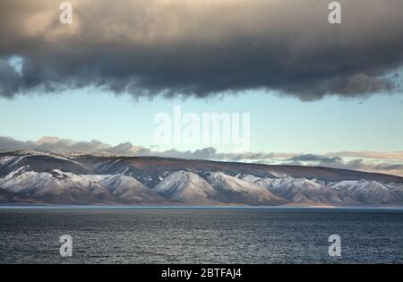 Vista del lago Baikal vicino al villaggio di Khuzhir all isola di Olkhon. Olkhonsky distretto. Oblast di Irkutsk. La Russia Foto Stock