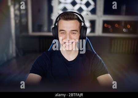 Ritratto di videogamer professionista che gioca a un videogioco online di notte Foto Stock