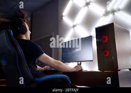 Videogamer professionista che gioca a un videogioco online di notte Foto Stock