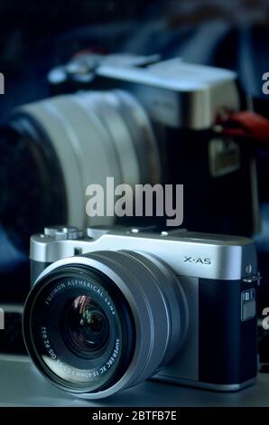 Basso livello di ingresso, Mirrorless 24 megapixel fotocamera fujifilm X-A5, mirrorless è una generazione di fotocamera digitale utilizzando mirino elettronico, con prisma out Foto Stock