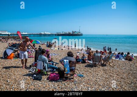 Brighton, Regno Unito. 25 Maggio 2020. E' soleggiata e la gente viene in spiaggia e sul mare a Brighton, durante le vacanze di Lunedi'. È occupato ma ancora plentyu di spazio per la distanza sociale. Il "blocco" dei morti continua per l'epidemia di Coronavirus (Covid 19). Credit: Guy Bell/Alamy Live News Foto Stock