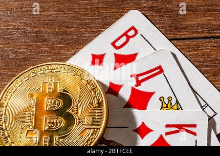 Bitcoin sopra le carte da gioco. Gioco d'azzardo online con criptovaluta. Foto Stock