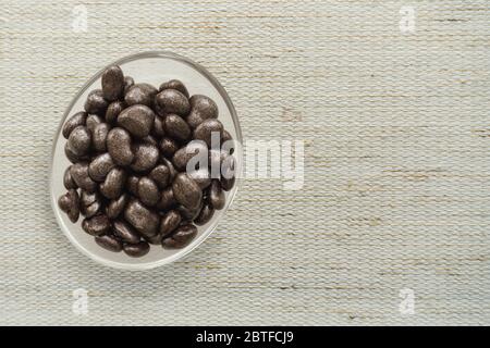 serie di alimenti: dessert gustoso con uva passa al cioccolato Foto Stock