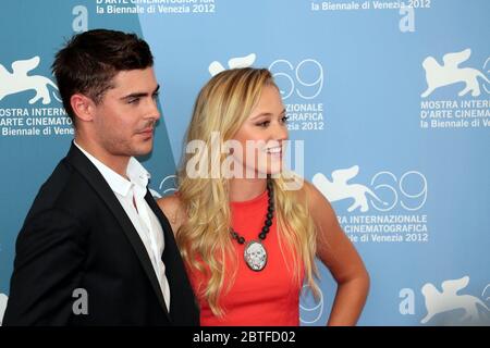 VENEZIA, ITALIA - 31 AGOSTO: Zac Efron e Maika Monroe presero la prima 'ad ogni prezzo' al 69° Festival del Cinema di Venezia il 31 agosto 2012 Foto Stock