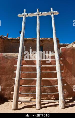 Una tradizionale scala in legno presso la dimora di Acoma Pueblo (Sky City), pueblo dei nativi americani sulla cima del Mesa nella riserva indiana di Acoma, New Mexico, USA Foto Stock