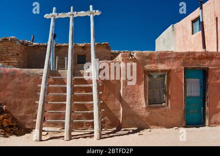 Una tradizionale scala in legno presso la dimora di Acoma Pueblo (Sky City), pueblo dei nativi americani sulla cima del Mesa nella riserva indiana di Acoma, New Mexico, USA Foto Stock