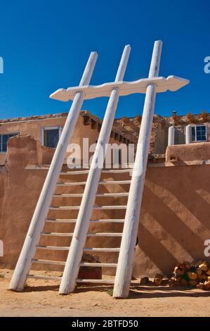 Una tradizionale scala in legno presso la dimora di Acoma Pueblo (Sky City), pueblo dei nativi americani sulla cima del Mesa nella riserva indiana di Acoma, New Mexico, USA Foto Stock