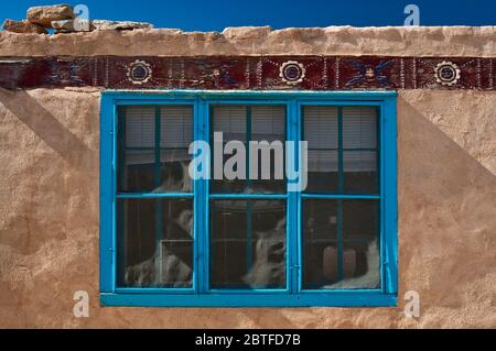 Particolare di casa di adobe in Acoma Pueblo (Sky City), pueblo nativo americano in cima a un mesa in Acoma Riserva indiana, New Mexico, Stati Uniti Foto Stock