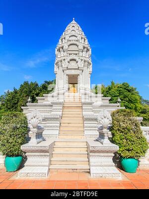 Stupa alla Pagoda d'Argento a Phnom Phen, Cambogia, che ospita ceneri del re Sihanouk, morto nel 2012 e della sua figlia preferita, Kantha Bopha Foto Stock