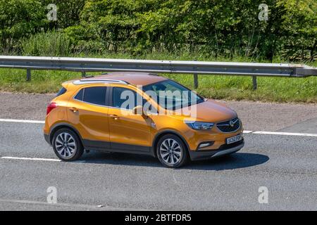 2017 arancione Vauxhall Mokka X Elite NAV Turbo S; veicoli veicolari, automobili che guidano veicoli su strade del Regno Unito, motori, motori sull'autostrada M61 a Manchester, Regno Unito Foto Stock