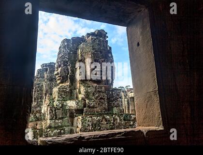 Il tempio di Bayon è un tempio Khmer riccamente decorato ad Angkor in Cambogia. Costruito nel tardo 12 ° secolo o all'inizio del 13 ° secolo Foto Stock