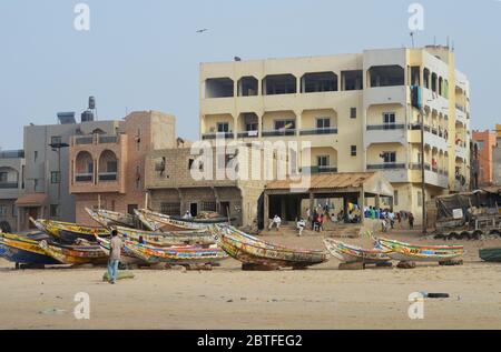 Pirogues (barche da pesca artigianali) nel loro sito di atterraggio a Yoff spiaggia, Dakar, Senegal Foto Stock