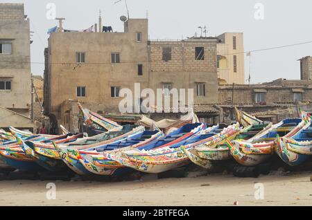 Pirogues (barche da pesca artigianali) nel loro sito di atterraggio a Yoff spiaggia, Dakar, Senegal Foto Stock