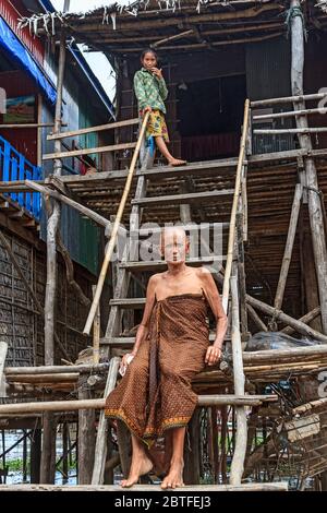 Anziana donna e sua nipote a Kompong Pluk (Phluk), un gruppo di tre villaggi fatto di case a palafitte all'interno del floodplain del Tonle SAP Foto Stock